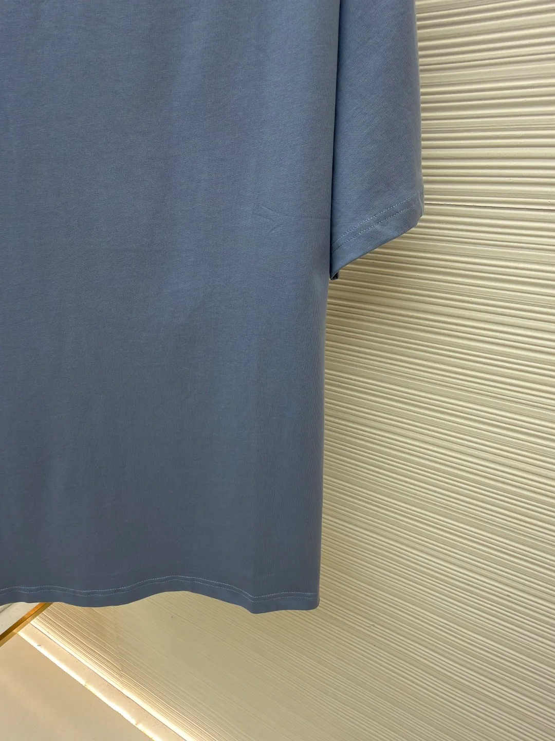 LOUISVUITTON embossed small label T-shirt ●Authentic product: purchased and developed by 5450 ●Item number: 1682105-A00 ●Fabric: pure cotton fabric ●Technology: embossed production ●Version: fitted version ●Weight: about 300 grams ●Size: XS-S-M-L ●Description: Fabric is 40S/2 Double-strand smooth cotton plain weave, dust-free wool processing; matching 40s single-strand combed cotton, 280g cylindrical machine rib. The front panel is stamped and filled. After low-temperature stamping with a steel stamp, the inside is filled with foam cotton. The bottom surface is directly sealed with low-temperature hot melt glue at 80 degrees Celsius. The integrated machine operation makes the relief pattern three-dimensional and full and stylish. High-quality products require natural and beautiful products. The overall wiring is straight and delicate, the fabric is comfortable and soft, and the color is consistent without color difference. It can be matched with the same style to create a fashionable look and control various occasions. Customized accessories, complete with three standards, same style for men and women!